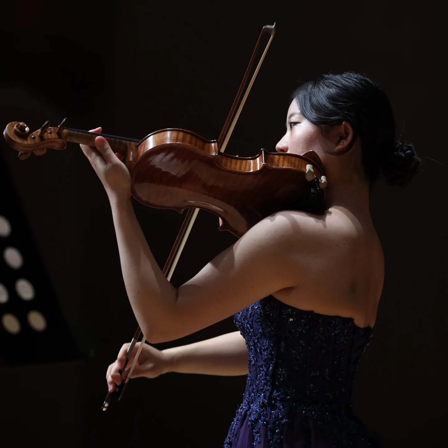 大学卒業演奏会でヴァイオリンを演奏する静珠緒